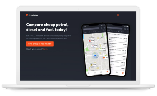 Página web de PetrolPrices en la pantalla de un portátil mostrando una aplicación de comparación de carburantes con un mapa y listas de precios de carburantes, promoviendo opciones de gasolina y gasóleo más baratas para los conductores del Reino Unido.