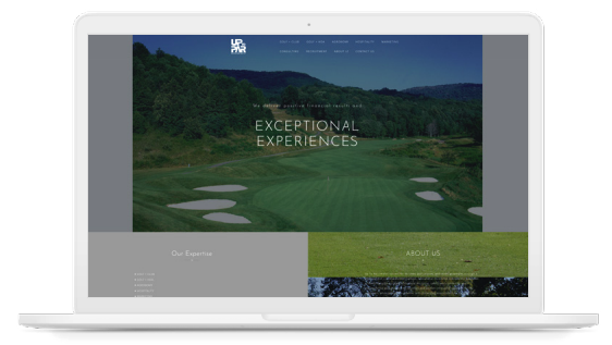 Auf einem Laptop-Bildschirm angezeigte Website von Luxury Resorts mit einem malerischen Golfplatz und der Überschrift "Außergewöhnliche Erlebnisse".