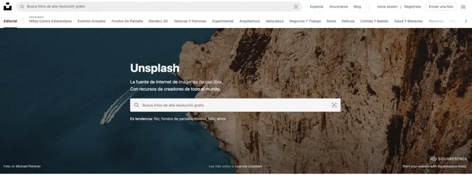 Portada de la página web Unsplash con una imagen de fondo donde se ve un acantilado y el mar.